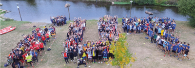 Vue aérienne des étudiants formant le mot IUT