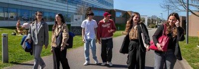 Etudiantes et étudiants sur le campus